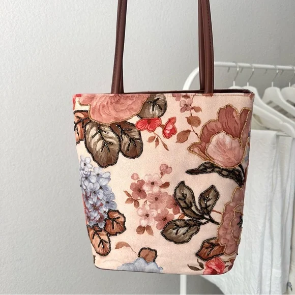 Vintage Floral Beaded Tote Bag - Picture 10 of 17